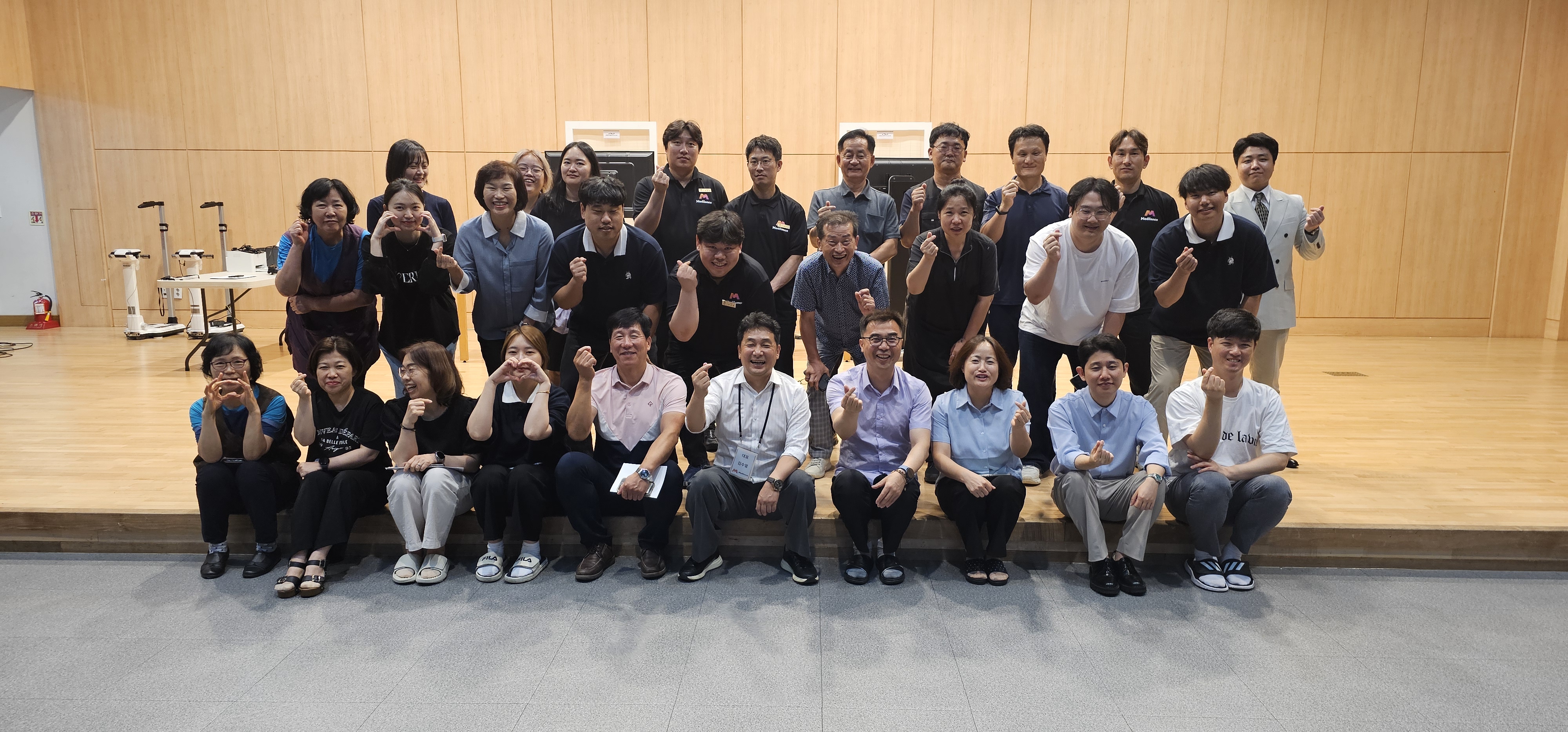 기관 협력 강당 단체사진